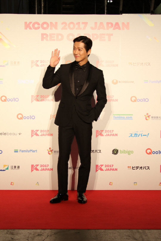 배우 남궁민이 19일 오후 일본 마쿠하리 메세에서 열린 '케이콘 2017 JAPAN' 레드카펫 행사에 참여해 포즈를 취하고 있다. <CJ E&M 제공>